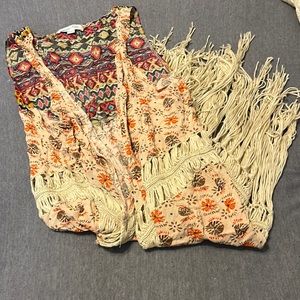 Sleeveless fringe shawl